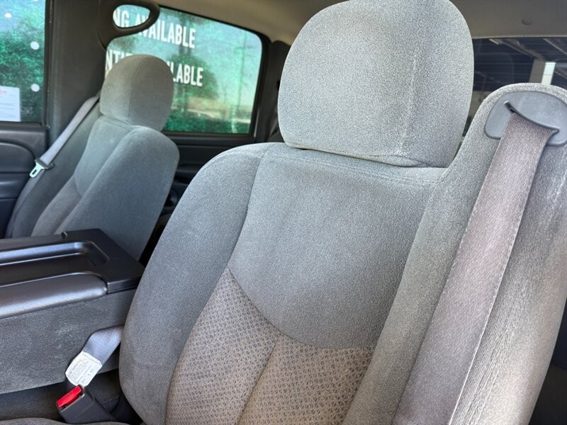 Chevrolet Silverado 2500HD Vehicle Full-screen Gallery Image 18