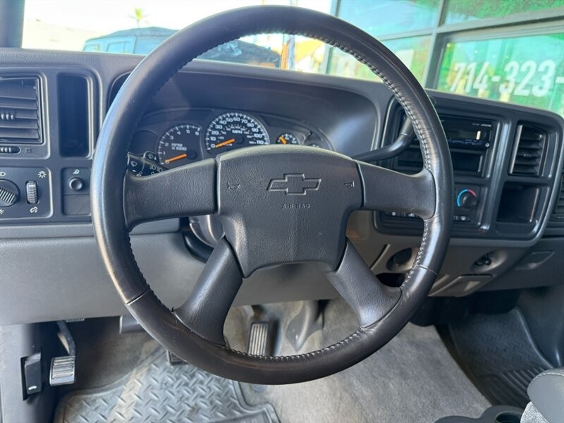 Chevrolet Silverado 2500HD Vehicle Full-screen Gallery Image 19