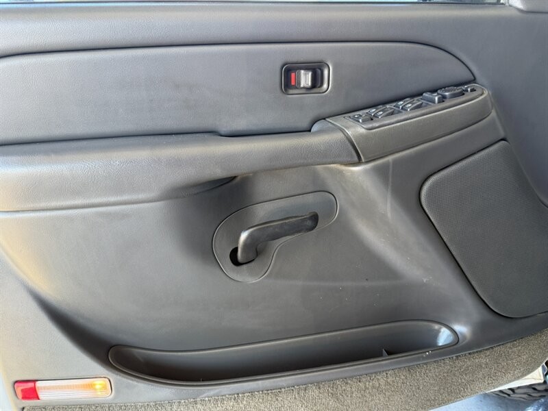 Chevrolet Silverado 2500HD Vehicle Full-screen Gallery Image 20