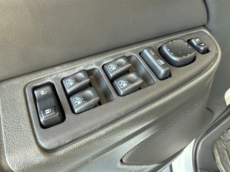 Chevrolet Silverado 2500HD Vehicle Full-screen Gallery Image 21