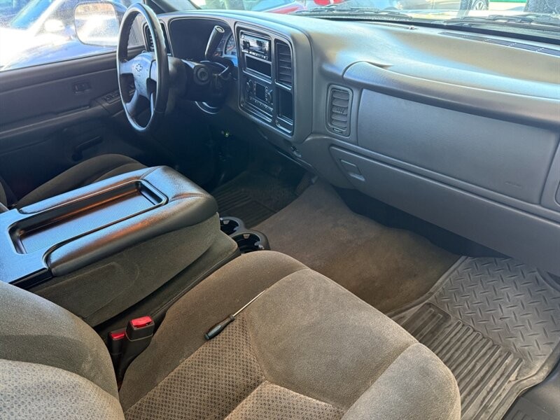 Chevrolet Silverado 2500HD Vehicle Full-screen Gallery Image 23