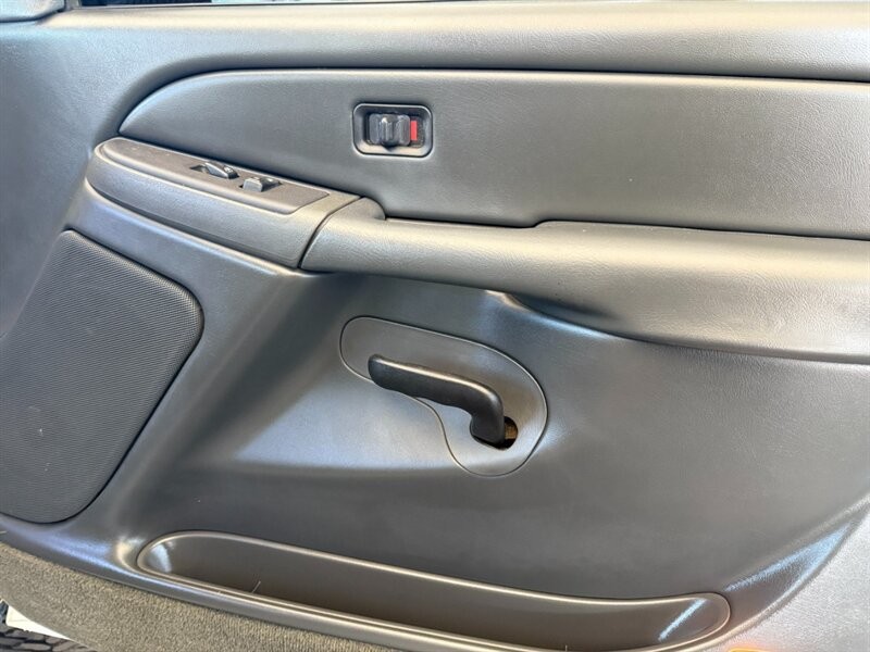 Chevrolet Silverado 2500HD Vehicle Full-screen Gallery Image 24