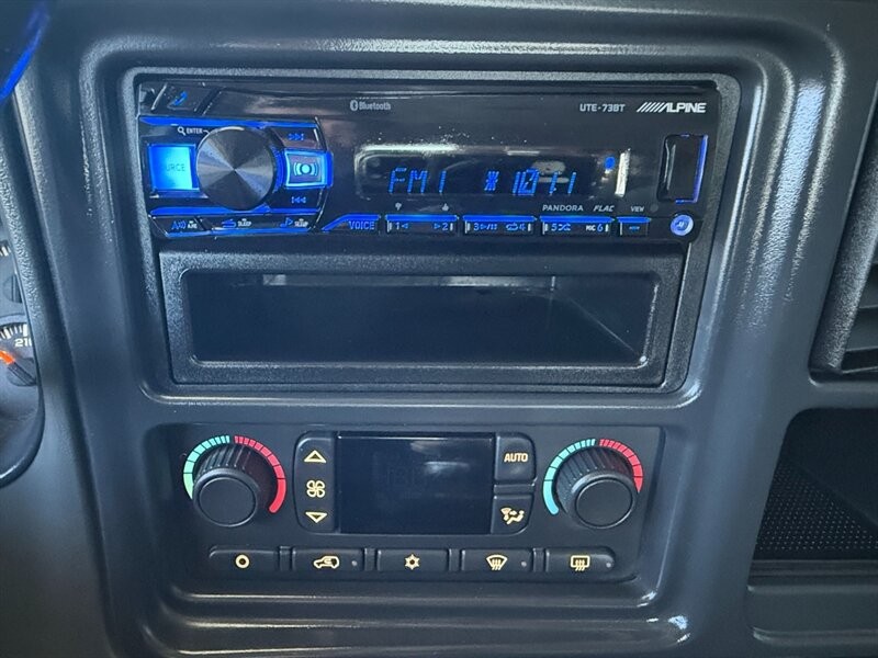 Chevrolet Silverado 2500HD Vehicle Full-screen Gallery Image 26