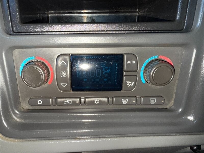 Chevrolet Silverado 2500HD Vehicle Full-screen Gallery Image 28