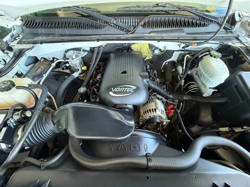 Chevrolet Silverado 2500HD Vehicle Full-screen Gallery Image 30