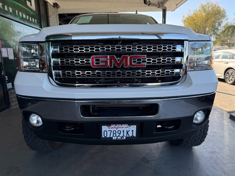GMC Sierra 3500HD Vehicle Full-screen Gallery Image 12