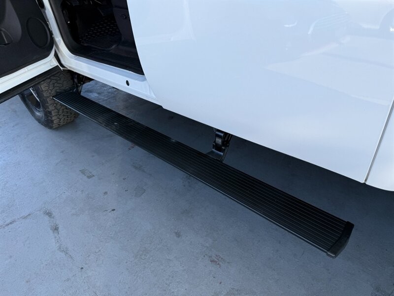 GMC Sierra 3500HD Vehicle Full-screen Gallery Image 17