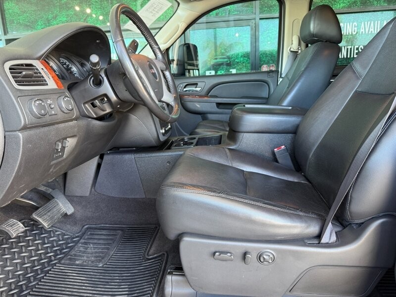 GMC Sierra 3500HD Vehicle Full-screen Gallery Image 19