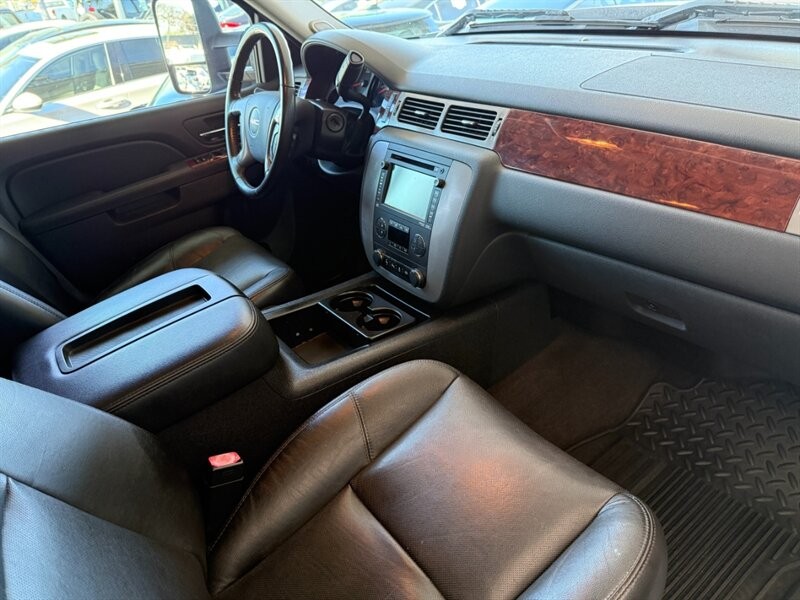 GMC Sierra 3500HD Vehicle Full-screen Gallery Image 31