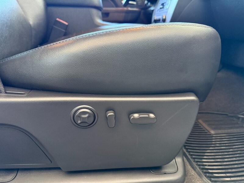 GMC Sierra 3500HD Vehicle Full-screen Gallery Image 32