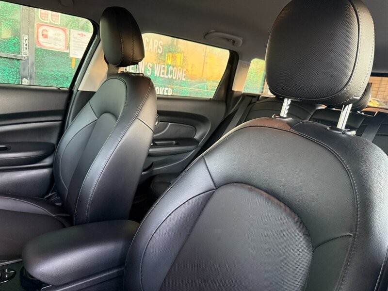 MINI Cooper Clubman Vehicle Full-screen Gallery Image 18