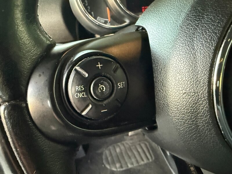 MINI Cooper Clubman Vehicle Full-screen Gallery Image 20