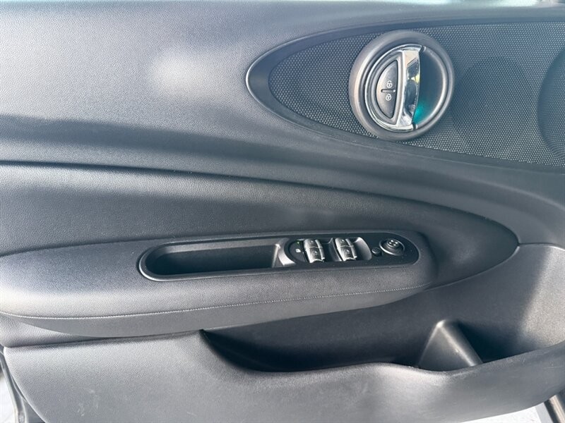 MINI Cooper Clubman Vehicle Full-screen Gallery Image 22