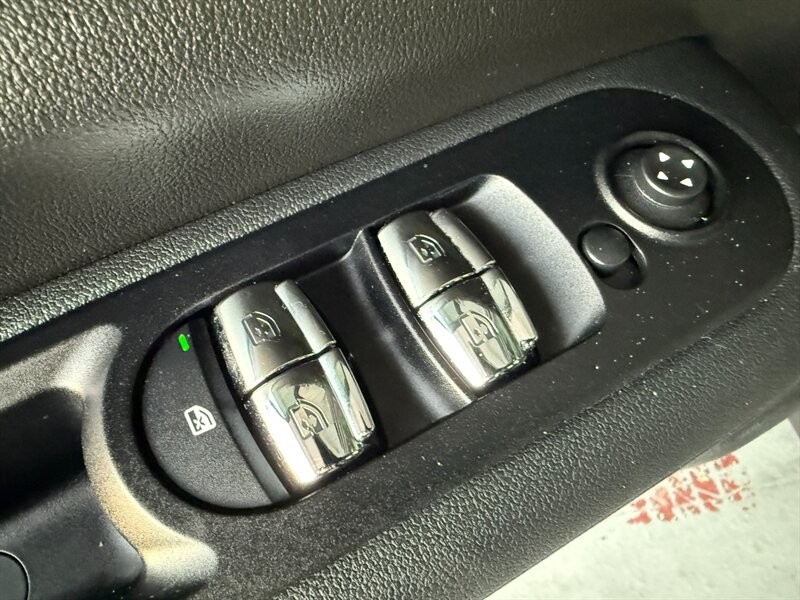 MINI Cooper Clubman Vehicle Full-screen Gallery Image 23