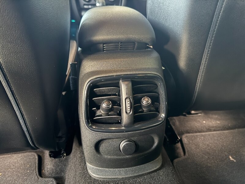 MINI Cooper Clubman Vehicle Full-screen Gallery Image 25