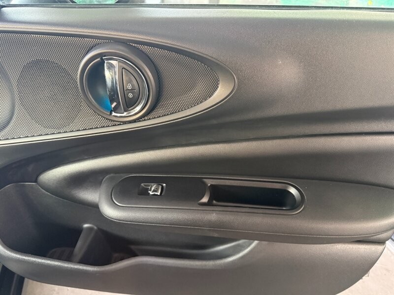 MINI Cooper Clubman Vehicle Full-screen Gallery Image 27