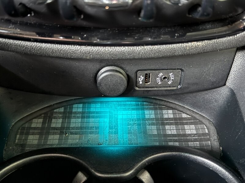 MINI Cooper Clubman Vehicle Full-screen Gallery Image 32