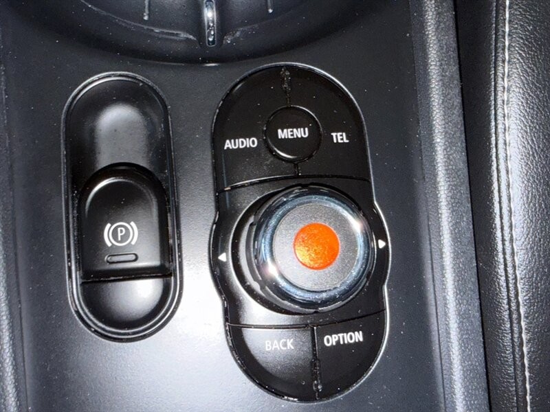 MINI Cooper Clubman Vehicle Full-screen Gallery Image 34