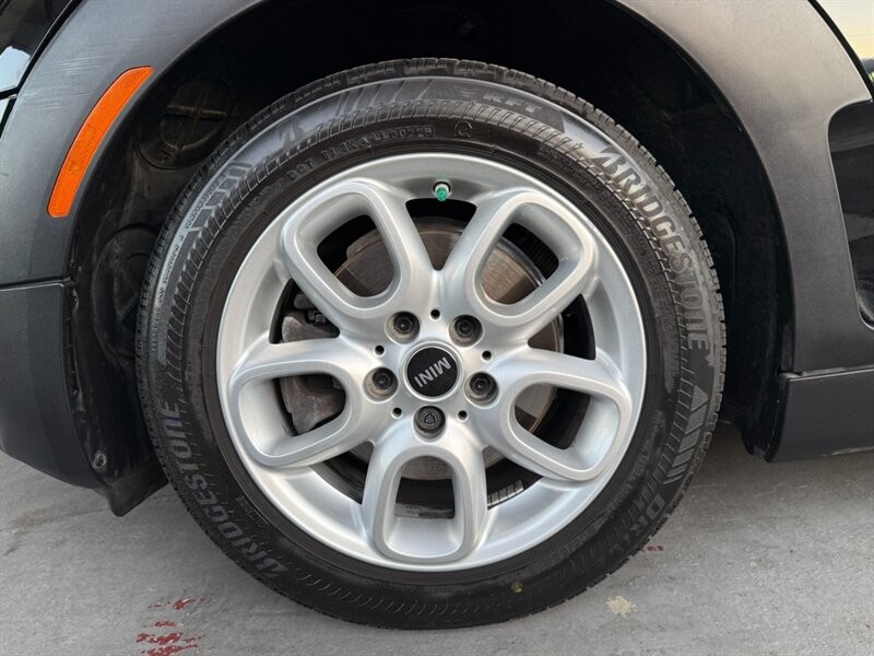 MINI Cooper Clubman Vehicle Full-screen Gallery Image 37