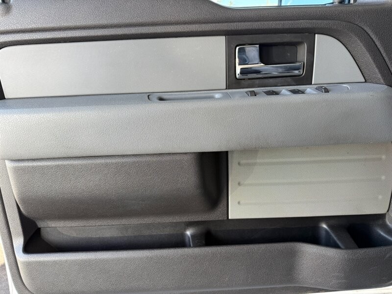 Ford F-150 Vehicle Full-screen Gallery Image 23