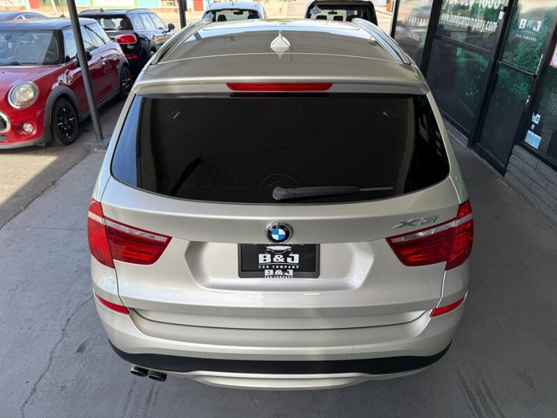 BMW X3 Vehicle Full-screen Gallery Image 15