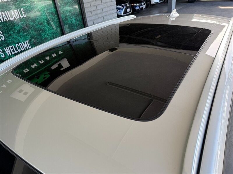 BMW X3 Vehicle Full-screen Gallery Image 16