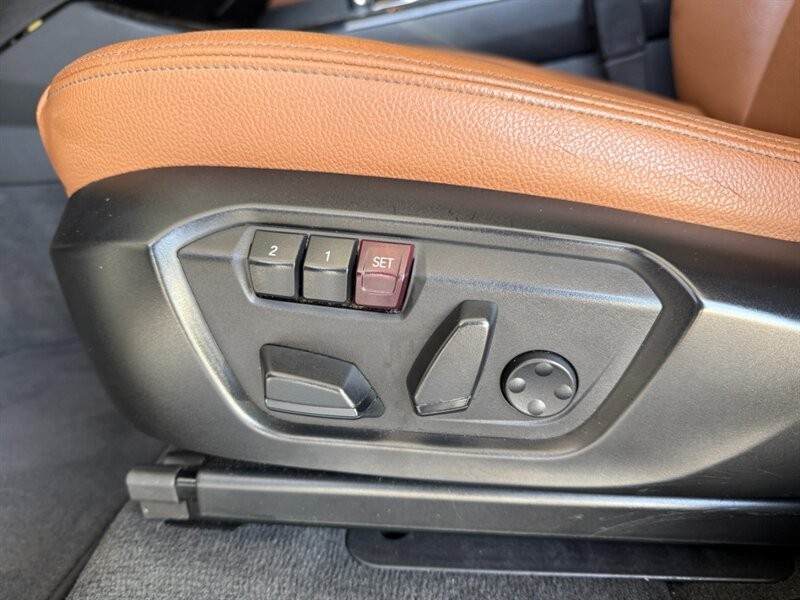 BMW X3 Vehicle Full-screen Gallery Image 21