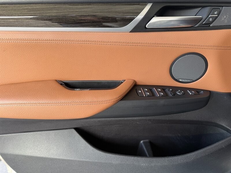 BMW X3 Vehicle Full-screen Gallery Image 25