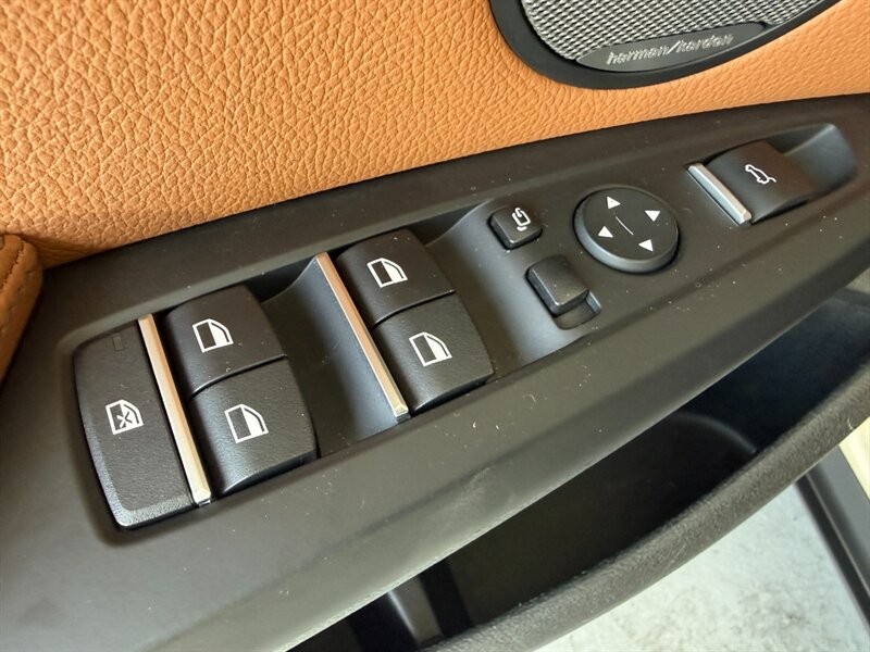 BMW X3 Vehicle Full-screen Gallery Image 26