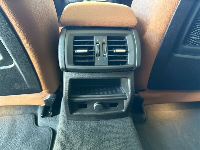 BMW X3 Vehicle Full-screen Gallery Image 28