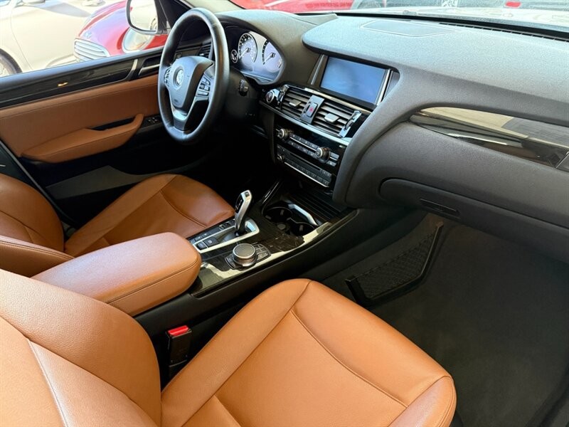 BMW X3 Vehicle Full-screen Gallery Image 29