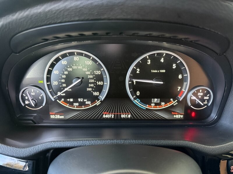 BMW X3 Vehicle Full-screen Gallery Image 32