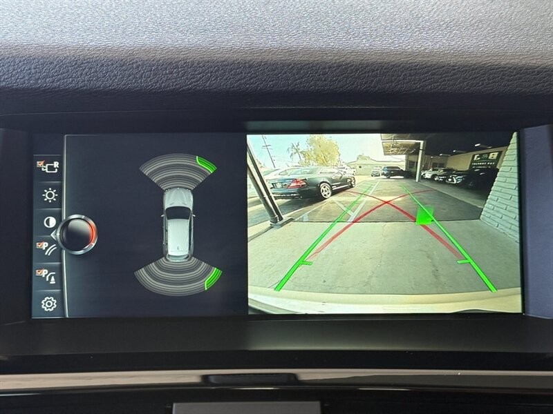 BMW X3 Vehicle Full-screen Gallery Image 35