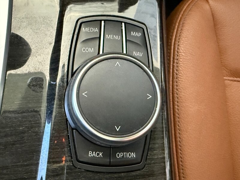 BMW X3 Vehicle Full-screen Gallery Image 38