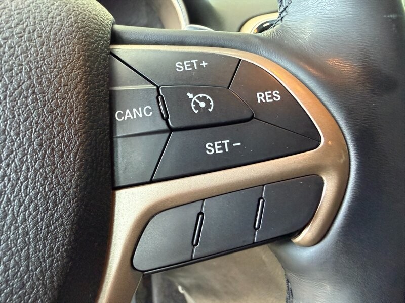 Jeep Grand Cherokee Vehicle Full-screen Gallery Image 21