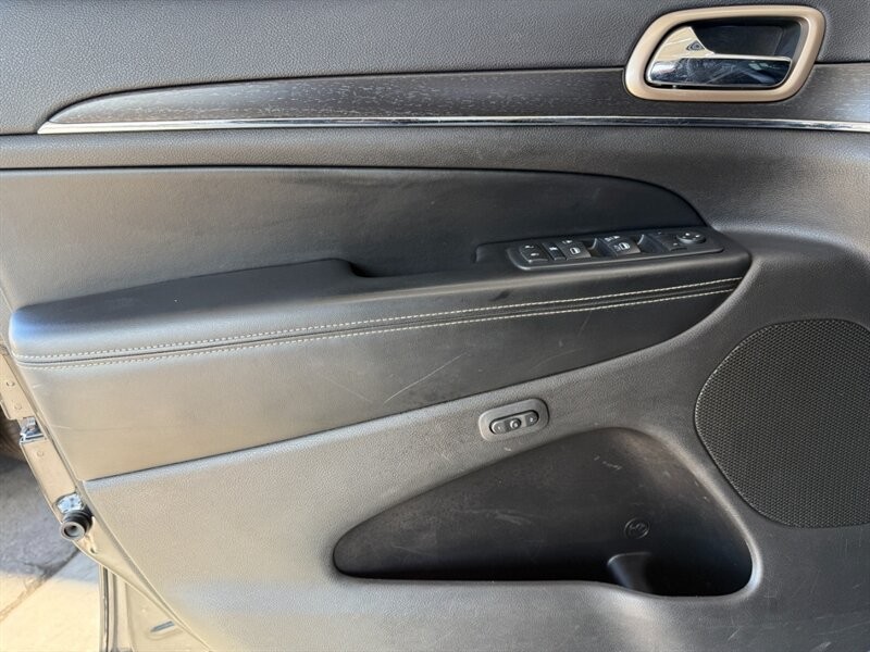 Jeep Grand Cherokee Vehicle Full-screen Gallery Image 22