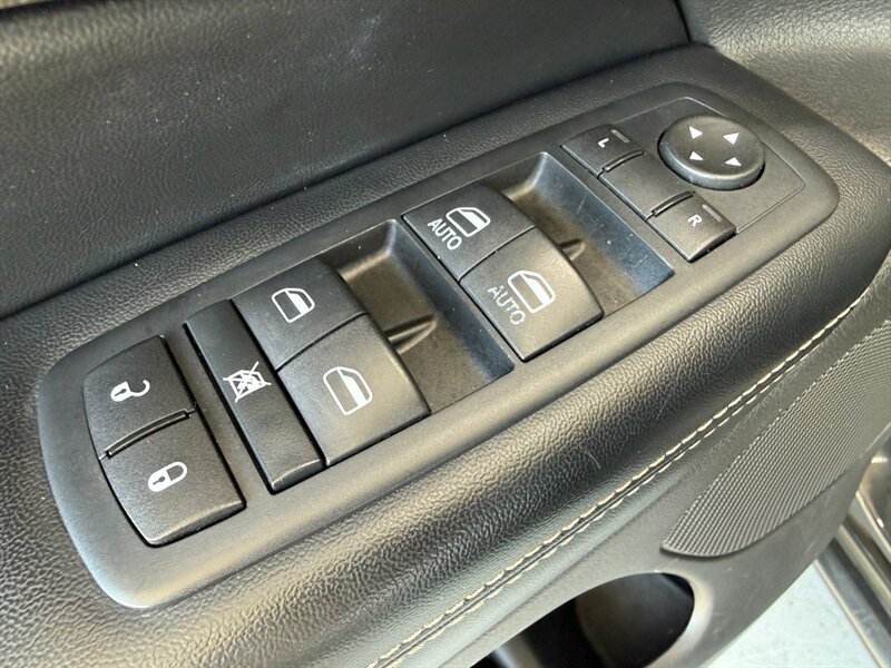 Jeep Grand Cherokee Vehicle Full-screen Gallery Image 23