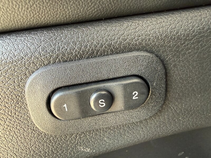 Jeep Grand Cherokee Vehicle Full-screen Gallery Image 24