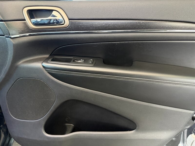 Jeep Grand Cherokee Vehicle Full-screen Gallery Image 29