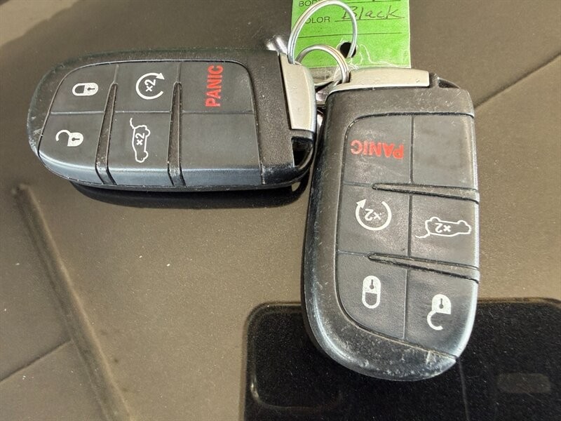 Jeep Grand Cherokee Vehicle Full-screen Gallery Image 42