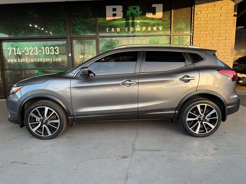 Nissan Rogue Sport Vehicle Full-screen Gallery Image 04