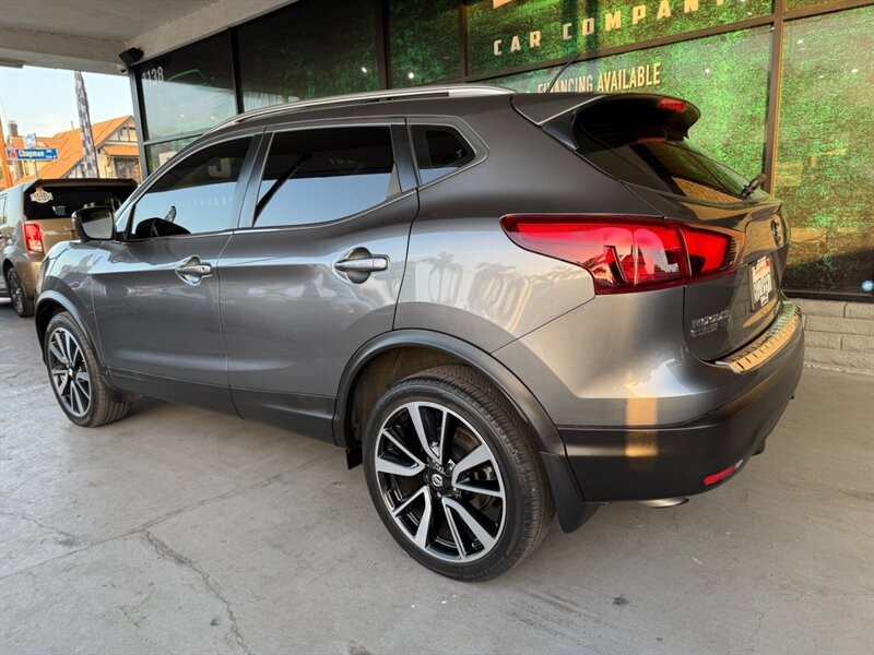 Nissan Rogue Sport Vehicle Full-screen Gallery Image 06