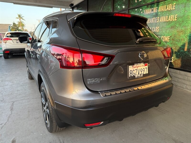 Nissan Rogue Sport Vehicle Full-screen Gallery Image 07