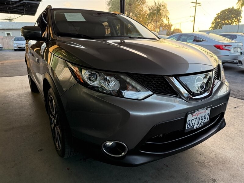 Nissan Rogue Sport Vehicle Full-screen Gallery Image 09