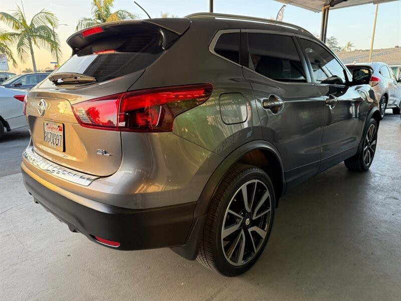 Nissan Rogue Sport Vehicle Full-screen Gallery Image 10