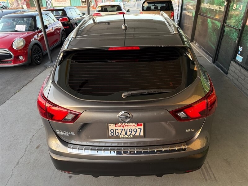 Nissan Rogue Sport Vehicle Full-screen Gallery Image 15