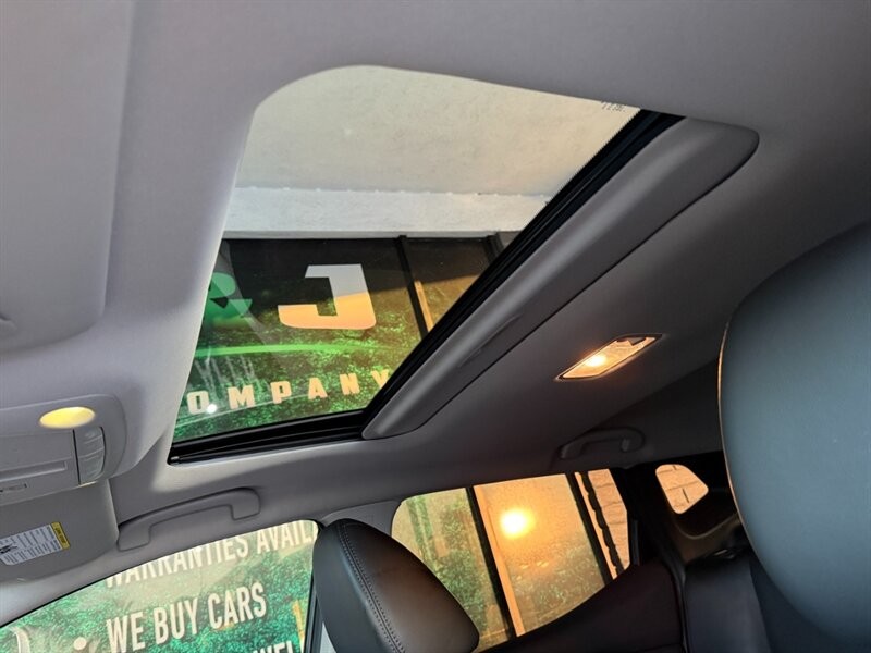 Nissan Rogue Sport Vehicle Full-screen Gallery Image 17