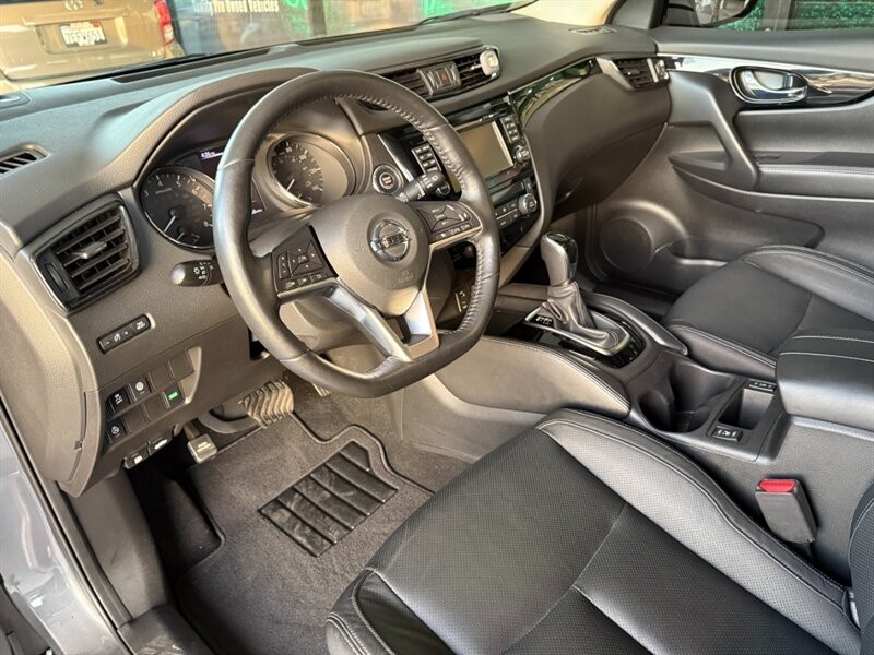 Nissan Rogue Sport Vehicle Full-screen Gallery Image 18