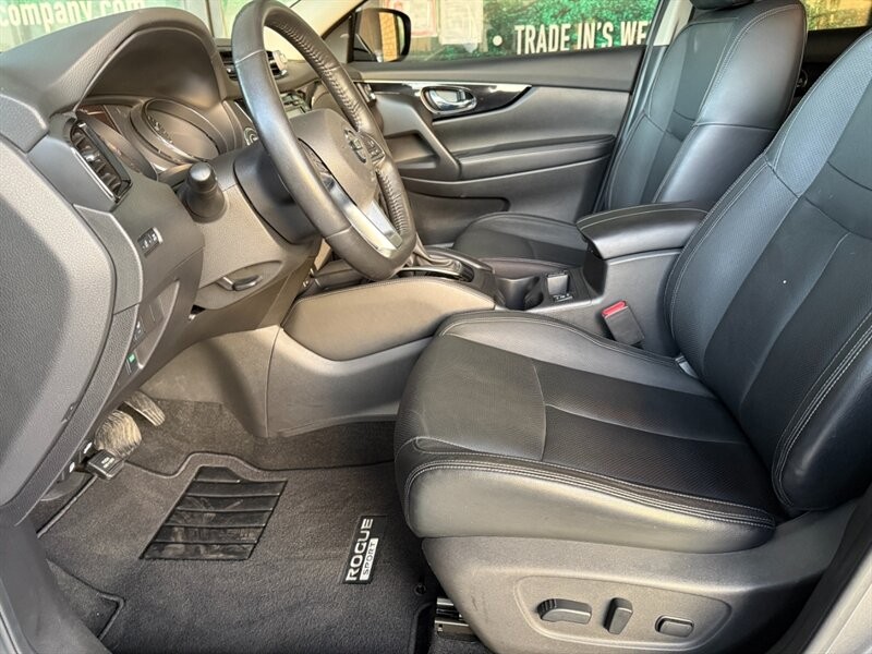 Nissan Rogue Sport Vehicle Full-screen Gallery Image 19