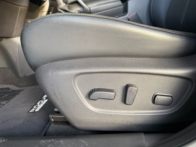 Nissan Rogue Sport Vehicle Full-screen Gallery Image 21